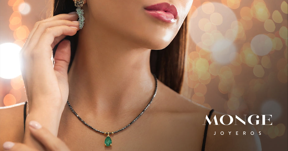 Cómo combinar collares y pendientes según el tipo de escote y blusa