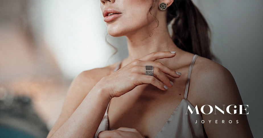 Joyas Chunky: cómo llevar anillos y colgantes XL sin recargar tu look