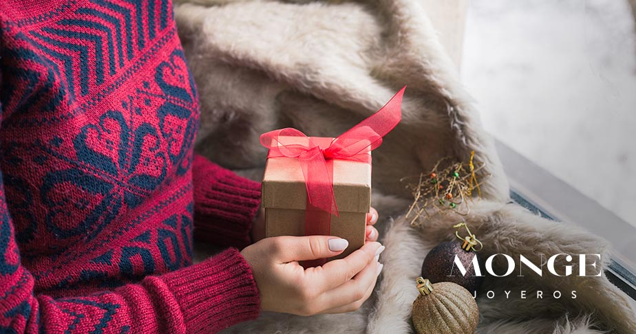 Descubre las joyas más especiales para regalar a una mujer en navidad