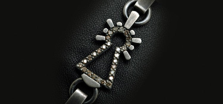 PULSERA VIRGEN CHAPAS CON DIAMANTE COÑAC