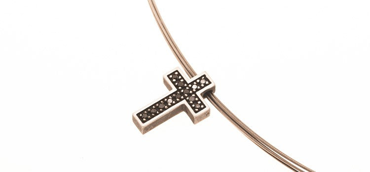 colgante cruz brillantes negros