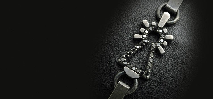 PULSERA VIRGEN CHAPAS CON DIAMANTE NEGRO