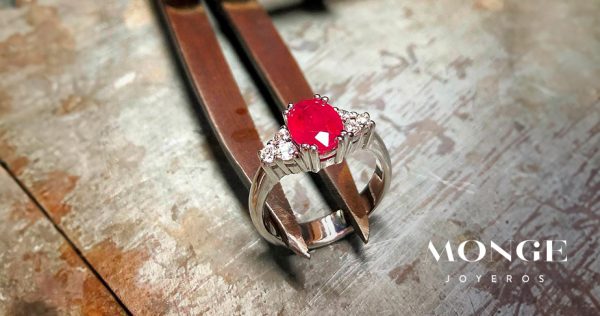 anillo para San Valentin con piedra preciosa roja de Monge Joyeros