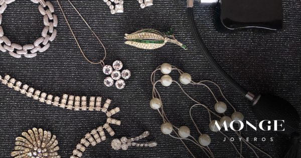 Joyas doradas sobre una mesa gris oscuro