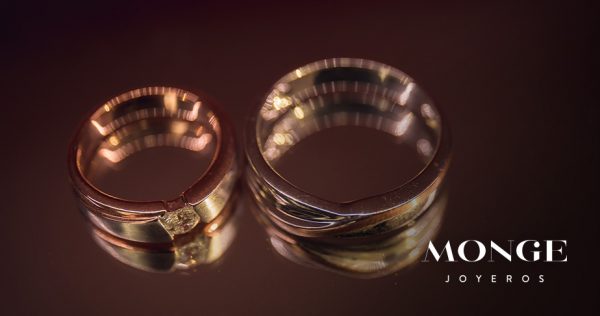 Alianzas de compromiso sobre un fondo marrón.