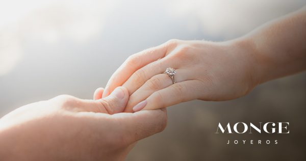Mano con anillo de compromiso