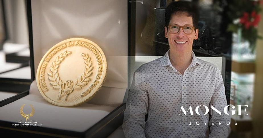 La Asociación Española de Profesionales de la Imagen tiene el honor de conceder a Javier Monge la Medalla de Oro en el sector de la joyería