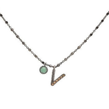 colgante raive letra v